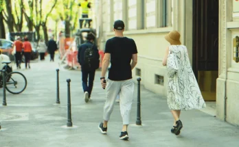 Couple walking down the street | Source: Shutterstock